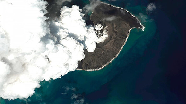 Pasifik Okyanusu ülkesinde patlayan sualtı yanardağı, ülkenin çok büyük bir bölümünü yerle bir ederek harabeye çevirdi. Patlama sonrasında ortaya çıkan büyük şok dalgası, bugüne kadar kayıt altına alınan dalgaların en güçlülerinden biriydi.