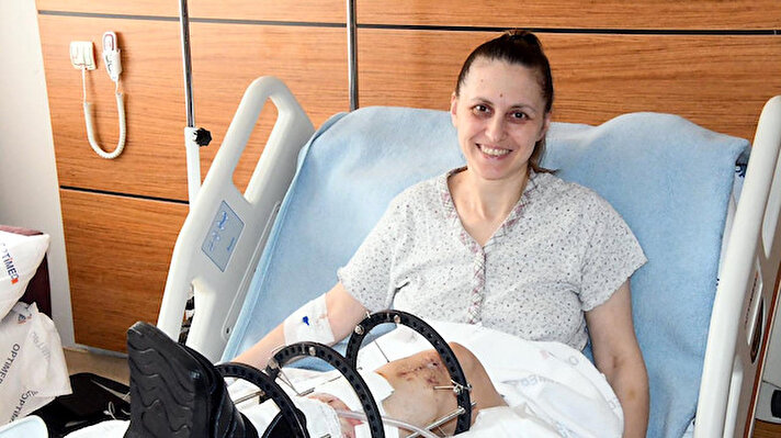 Dobriç kentinde yaşayan, evli ve 1 çocuk annesi Zdravka Miteva Georgieva'nın sol bacağı, 4 yıl önce yolun karşısına geçmek isterken otomobilin çarpmasıyla koptu. Bulgaristan'da tedavi gören ve bacağı yerine dikilen Georgeava, ardından defalarca ameliyat geçirdi. Bacağı bir süre önce iltihaplanması üzerine yine hastaneye başvuran Georgiava'ya doktorlar, tedavisinin imkansız olduğunu belirterek, kesmek zorunda olduklarını söyledi. 