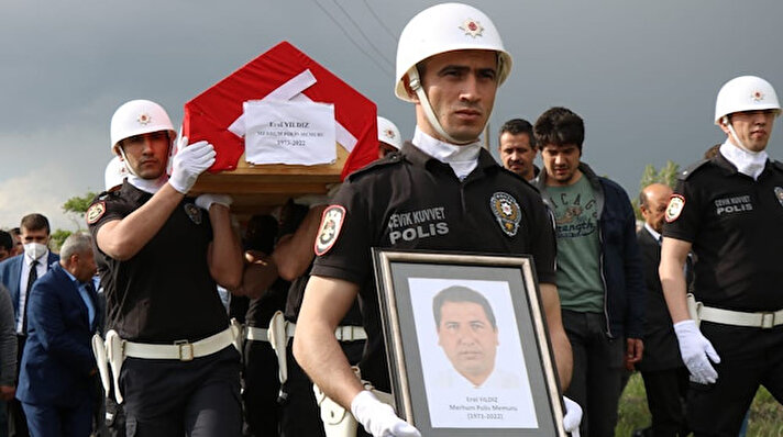 Ankara’da otomobilinin altında kalarak hayatını kaybeden ve BBP Kurucu Genel Başkanı Muhsin Yazıcıoğl’nun da yakın korumalığını yapan polis memuru Erol Yıldız, Kırşehir’de son yolculuğuna uğurlandı.