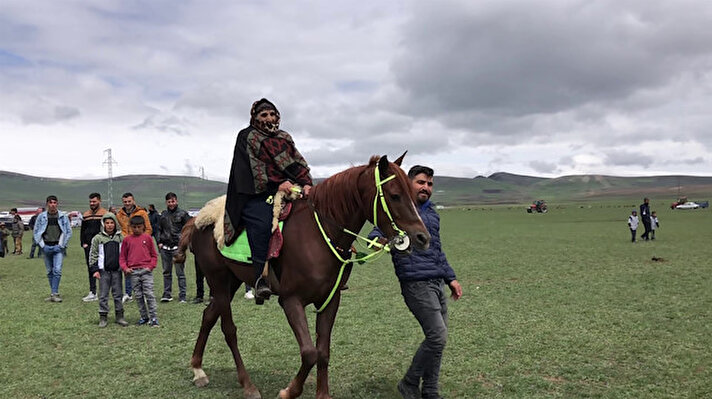 Selim ilçesine bağlı Hasbey köyünde oturan Zümrüt Arslan, Kekeç köyünde düzenlenen Atlı Spor Şenliği'ne katıldı.