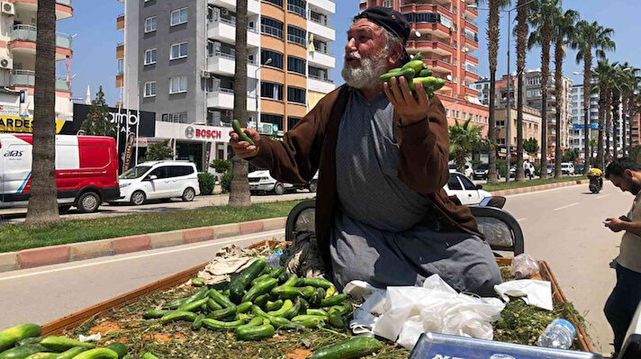 Göçyolu Caddesi'nde kasalı elektrikli aracıyla salatalık satan Ahmet Çürümez (64), 27 yıllık iş hayatında hiç haram yemediğini ifade etti.