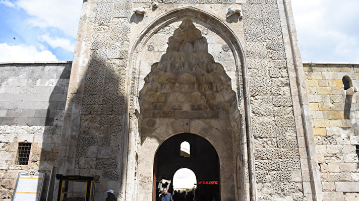 Kent merkezindeki Cumhuriyet Meydanı'nda bulunan tarihi eserlerden, 1217 yılında Anadolu Selçuklu Devleti Sultanı 1'inci İzzeddin Keykavus tarafından yaptırılan Şifaiye Medresesi, çay bahçesi ve hediyelik eşya satış alanı olarak hizmet verirken, 2007'de Vakıflar Bölge Müdürlüğü'nce restorasyona alındı. <br>