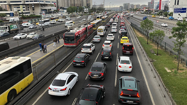 İstanbul'da yağmurla birlikte trafik yoğunluğu da arttı.