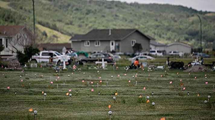 Alberta eyaletinin doğusundaki Saddle Lake Cree Nation yerli topluluğu adına bir açıklama yapan Eric Large, şubat ayından bu yana St. Paul kenti yakınlarında bulunan Blue Quills Yatılı Kilise Okuluna ait sahada araştırma yaptıklarını ve sayısız çocuk cesedi kalıntısına ulaştıklarını söyledi.