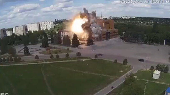Ukrayna Dışişleri Bakanlığı görüntülerle birlikte yaptığı açıklamada Lozova kentindeki kültür merkezinin yakın zamanda yenilendiğini belirterek dün öğleden sonra Rus füzesiyle vurulduğunu belirtti. 