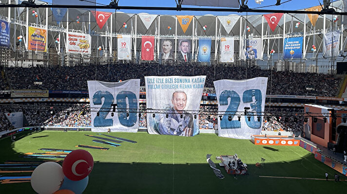 AK Parti Gençlik Kollarınca Yeni Adana Stadı'nda organize edilen etkinlik için yürütülen çalışmalar kapsamında, vatandaşlar saatler öncesinden alana gelmeye başladı.