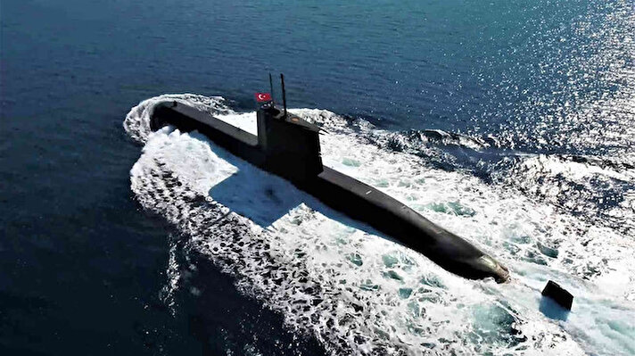 TCG 18 Mart (S-355) denizaltısı, Türkiye’nin Mavi Vatan’daki hak ve menfaatlerini koruma maksadıyla her an görev icra etmeye hazır durumda bulunuyor.