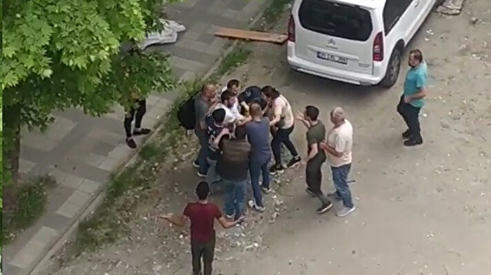 Olay geçtiğimiz çarşamba günü Bağcılar Merkez Mahallesi'nde meydana geldi. Sevgili oldukları öğrenilen kadın ile Murat Çakar arasında kavga çıktı. 