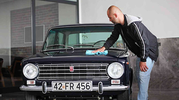 Konya’da çocukluğunda dedesinin aracı Murat 124 model arabaya hayranlığı olan 35 yaşındaki terzi Semih Uzun, mesleğinden kazandığı parayı 15 yıl biriktirerek hayali olan 1975 model aracı 2 yıl önce aldı.