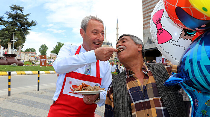 Cumhurbaşkanı Recep Tayyip Erdoğan'ın eşi Emine Erdoğan himayelerinde 21-27 Mayıs tarihleri arasında gerçekleştirilen 'Türk Mutfağı Haftası'nda Edirne'de kentin meşhur lezzeti tava ciğer dağıtımı yapıldı. 