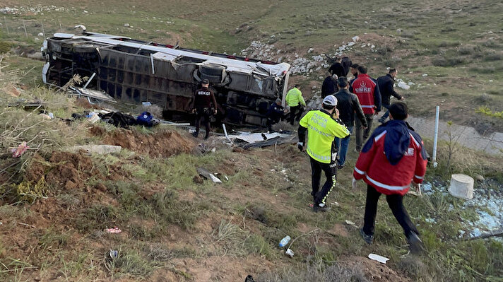 Adana'dan Konya'ya giden sürücüsünün kimliği henüz belirlenemeyen 41 C 0641 plakalı otobüs, Adana-Niğde Otoyolu Güney köyü yakınlarında kontrolden çıkarak şarampole devrildi.