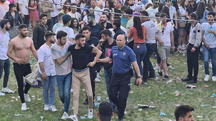 Yenişehir çamlık sahasında organize edilen ve binlerce gencin katıldığı gençlik festivalinde yan bakma ve taciz iddiası üzerine kavga çıktı.