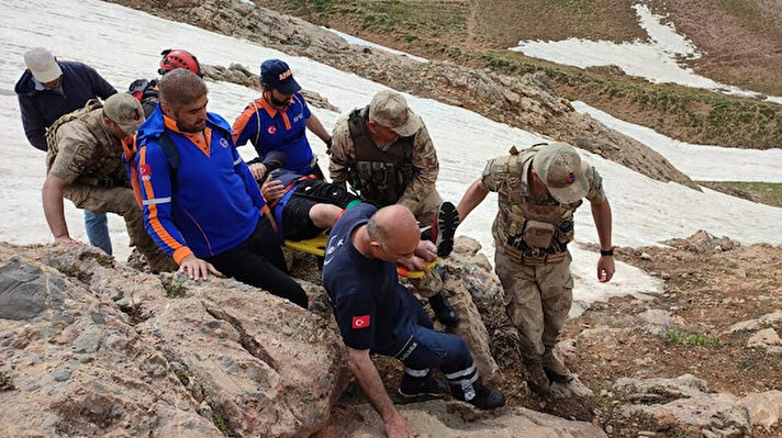 Tunceli'nin Pülümür ilçesinde arkadaşlarıyla mantar toplamaya giden Ümit Cömert, 2 bin 500 rakımlı Efeağlı köyü yakınlarındaki dağlık alanda kayalıklardan düşerek yaralandı.