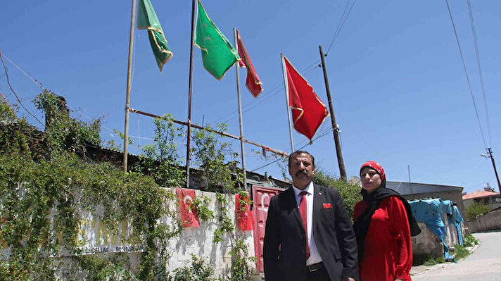 İpekyolu ilçesine bağlı Selimbey Mahallesi’nde yaşayan Turan Deniz’in (55) bayrak sevgisi herkes tarafından takdirle karşılanıyor. Sokaktan geçerken Türk bayrağı ve Cumhurbaşkanlığı Forsu’nu gören vatandaşlar ise şaşkınlığını gizleyemiyor. 