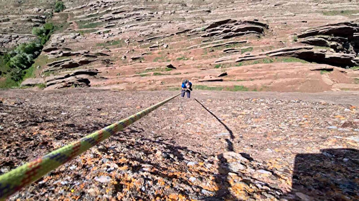 Sivas'ta şehir merkezine 22 kilometre uzaklıkta bulunan ve Mars gezegenine olan benzerliği dolayısıyla 'Dünya'daki Mars' olarak da adlandırılan Emirhan kayalıkları, doğa severlerin yanı sıra kaya tırmanışı-inişi yapan sporcuları da ağırlıyor.