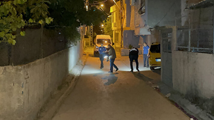 Adana'da evindeyken dışarıdan kendisine seslenildiğini duyan kişi, pencereden bakınca silahla vuruldu.