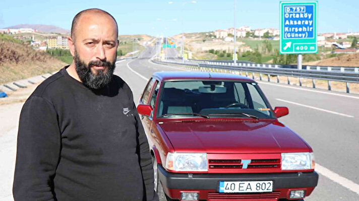 1996 model otomobiline çocuğu gibi baktığını aktaran emekli Ferdi Aşıroğlu, otomobilinin özelliğinin fabrika çıkışı ayarlarında olduğunu söylüyor. 