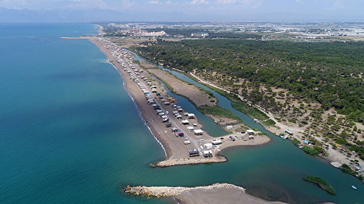 Aksu ilçesindeki 1,5 kilometrelik Kumköy sahili, geçen yıl mart ayında Cumhurbaşkanı kararıyla 'Nesli tükenme tehlikesindeki deniz kaplumbağalarının yuvalanma alanı' ilan edildi. 