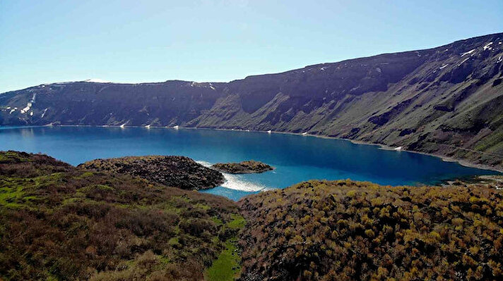 Doğal güzelliğiyle yerli ve yabancı turistlerin uğrak yeri olan Nemrut Dağı ile Nemrut Krater Gölü, her mevsim büründüğü farklı güzellikle misafirlerini ağırlıyor. 
