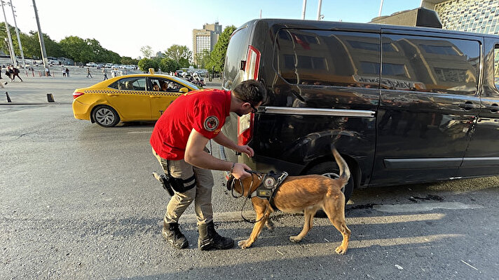 Kent genelindeki uygulamada, Beyoğlu, Fatih ve Kadıköy başta olmak üzere birçok noktada polis ekiplerince denetim gerçekleştirildi.