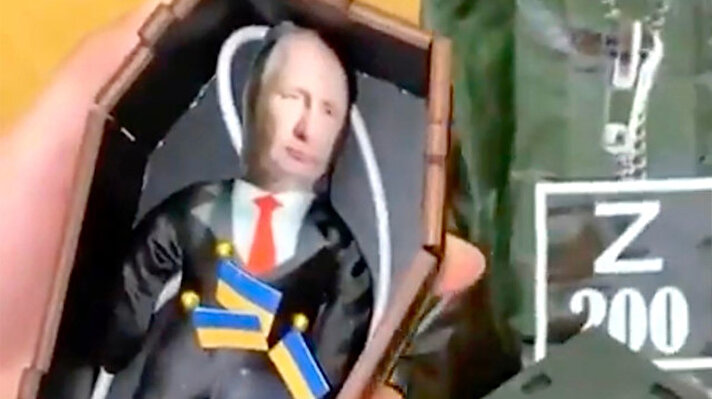 Vladimir Putin'in vücuduna iğneler saplanmış şekilde ve Ukrayna bayraklarıyla bir tabutun içine konulduğunu gösteren oyuncak bebekler Ukrayna'da satışa çıkarıldı.<br>