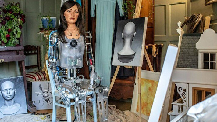 Platinum Jübile öncesinde, insansı bir robot sanatçısı tarafından çizilen Kraliçe portresi sergilendi.