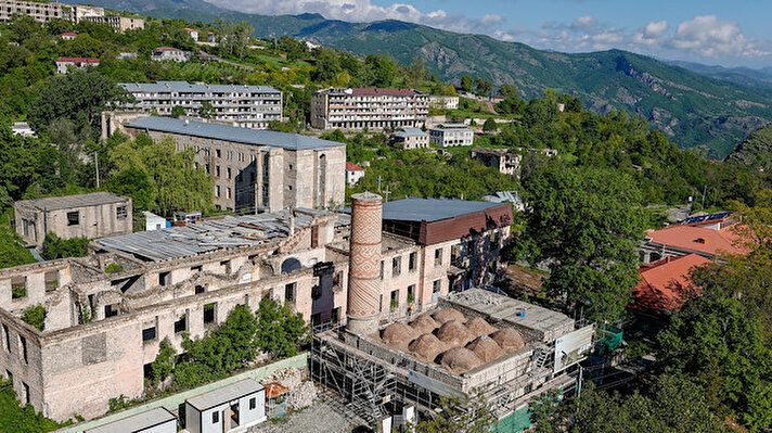 Ermenistan işgalinden kurtarılan Karabağ'ın sembol şehri Şuşa'da birçok tarihi yapı bulunuyor. Bu yapılardan bazıları işgal döneminde zarar görürken bazıları ise tamamen yıkılmış durumda.