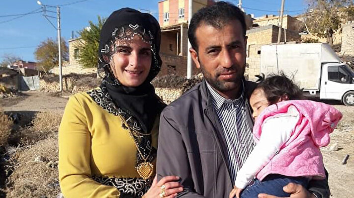 Türkan-Abdullah Demir çifti, 3 çocuklarıyla 3 yıl önce Mardin'den çalışmak için Çanakkale'nin Biga ilçesi Kanibey köyündeki tavuk çiftliğine geldi. 