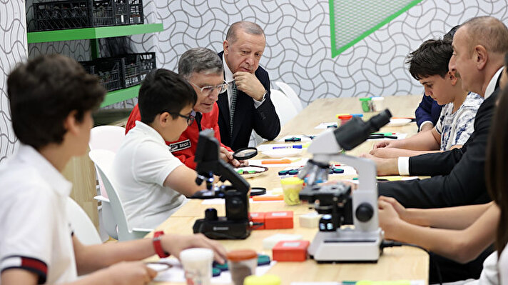 Türkiye Cumhurbaşkanı Recep Tayyip Erdoğan, davetine icabetle Azerbaycan'a günübirlik ziyaret gerçekleştirdiği Azerbaycan Cumhurbaşkanı İlham Aliyev ile bir araya geldi.