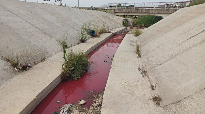Çorlu Deresi'ne, oradan da Ergene Nehri'ne karışan kanalın suyunun kırmızı aktığını gören ilçe sakinleri duruma tepki gösterdi.<br><br>