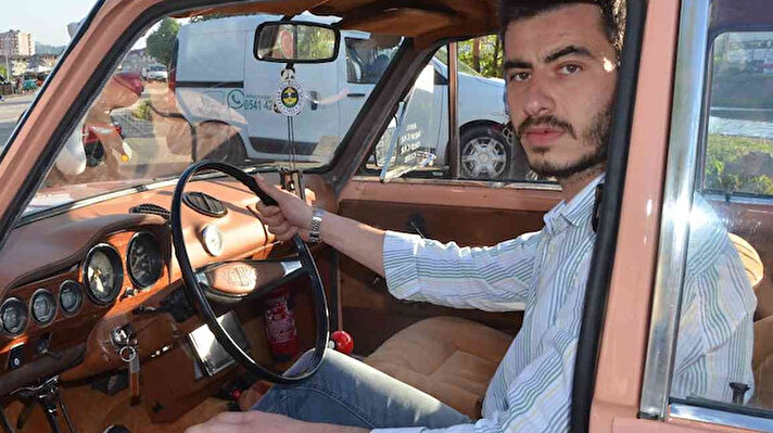 Fatsa ilçesinde yaşayan 29 yaşındaki Mustafa Melik Kutlu, 2 yıl önce eskimiş halde klasik otomobili satın aldı. Çocukluk yıllarından gelen merak ve bu otomobillere duyduğu sevgi üzerine satın aldığı otomobili yeniden eski günlerine kavuşturmaya karar veren Kutlu, çalışmalara başladı. 