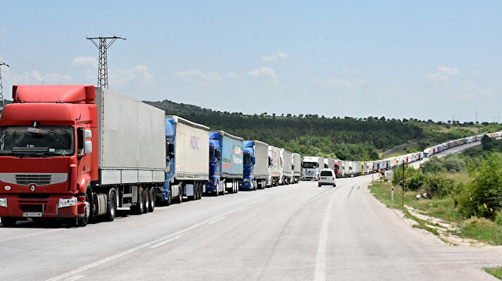 Türkiye'nin artan ihracatı ve Rusya'nın Ukrayna'ya düzenlediği askeri harekat nedeniyle Karadeniz'de bazı limanların kullanılamaması nedeniyle kara yoluna yönelen taşımacılık sınır kapılarında TIR yoğunluğunun artmasına neden oldu. 