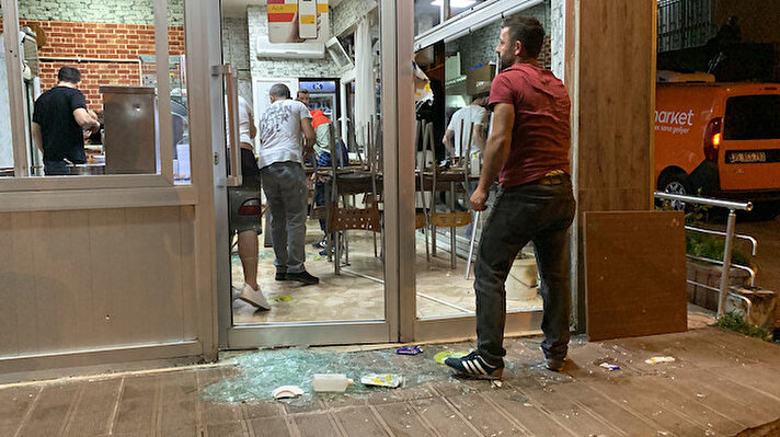 Olay, akşam saatlerinde Ataşehir Yeni Sahra Mahallesi Fatih Caddesi Üzerinde bulunan lokantada meydana geldi.