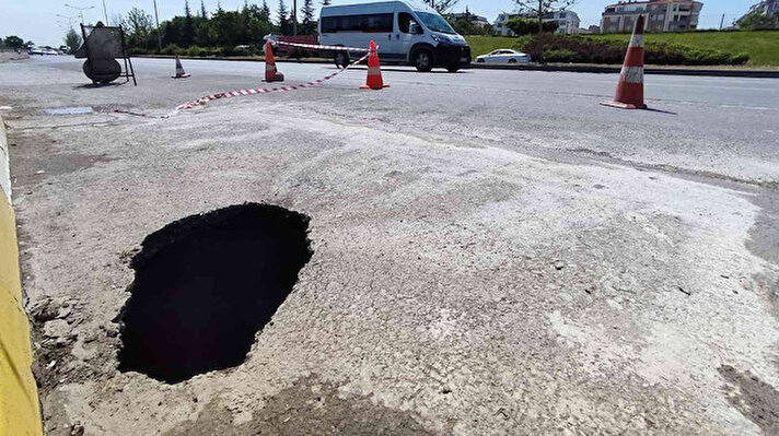 Eskişehir Bursa kara yolunun kenarında ortaya çıkan ve yaklaşık 2 buçuk metre derinliğe sahip olan dev çukur, yolu kullanmak zorunda kalan sürücülerin korkulu rüyası oldu.<br>