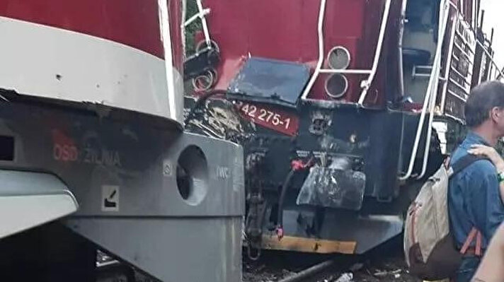 Slovakya’nın Zilina Bölgesi’nde Vrutky ve Varin kasabaları arasında bir lokomotifin, arızalanarak duran bir yolcu trenine çarpması sonucu 4’ü ağır 70 kişi yaralandı.