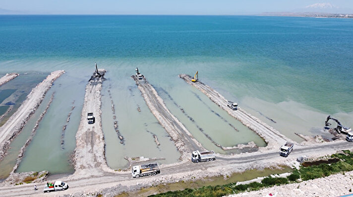 Vali ve Büyükşehir Belediye Başkan Vekili Ozan Balcı, "Dünya Çevre Günü" dolayısıyla dip temizliğinin yapıldığı Tuşba ilçesindeki İskele Sahili'nde incelemelerde bulundu.<br><br>