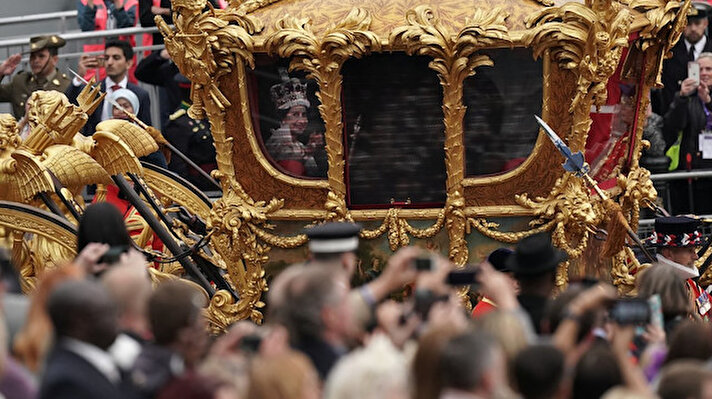 İngiltere Kraliçesi II Elizabeth’in tahttaki 70’inci yıl dönümü için düzenlenen 4 günlük Platin Jubile kutlamaları sona erdi. Kutlamaların son günü renkli görüntülere sahne olurken, Kraliçe Elizabeth’in hologramı kutlamalara damga vurdu.<br>
