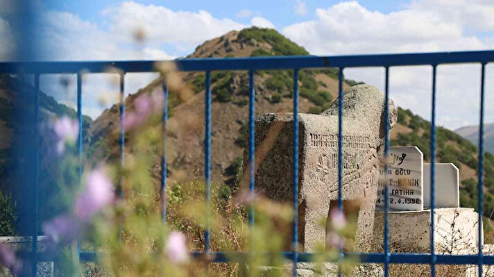 Tunceli’nin Pülümür ilçesine bağlı Sağlamtaş köyünde bulunan tescilli mezarlıkla kimliği belirsiz kişi ya da kişiler tarafından kaçak kazı yapıldı.