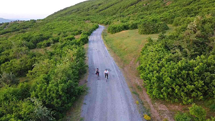 Doğa ve bisiklet tutkunlarının yeni keşfetmeye başladığı Tatvan-İncekaya bisiklet rotası, doğal güzellikleriyle kendine hayran bırakıyor. Yaklaşık 20 kilometre olan rotanın bir tarafında masmavi Van Gölü manzarası yer alırken, bir tarafında yemyeşil orman ve yaylalar bulunuyor.