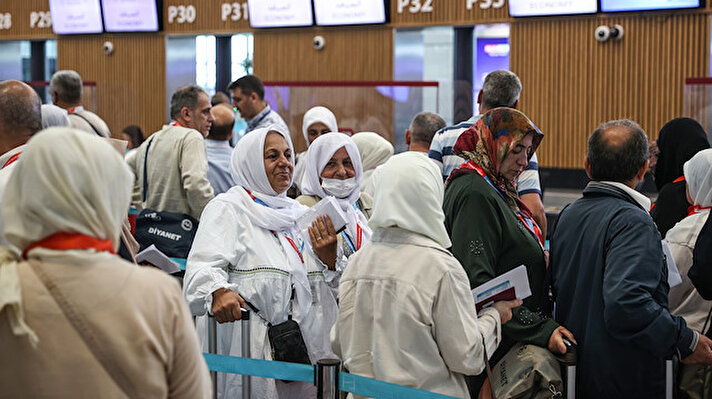 Hac kafilesinin hareketi öncesinde İstanbul Havalimanı Gidiş Terminali'nde düzenlenen törene, 286 hacı adayının yanı sıra yakınları ve vatandaşlar katıldı.