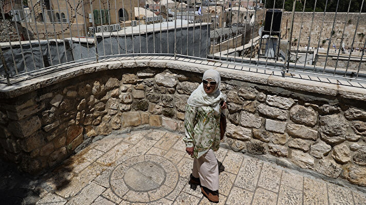 İsrail'in 1967'deki Altı Gün Savaşı’nın ardından yıktığı 800 yıllık Meğaribe Mahallesi, Filistinlilerin işgal öncesi Kudüs dönemine ilişkin sembollerinden biriydi.<br><br>Kudüs fatihi Selahaddin Eyyubi'nin oğlu Melik el-Efdal tarafından vakıf arazisine dönüştürülen ve Kudüs'ün fethine katılan Faslı mücahitlerin yerleştirildiği bölge tarihi açıdan da büyük önem taşıyordu.<br><br>Filistin Merkez İstatistik Bürosu verilerine göre, İsrail tarafından yıkılan mahallede Eyyubi, Memlûk ve Osmanlı dönemlerine ait 135 tarihi eser bulunuyordu.