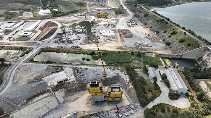 İstanbul için 'çılgın proje' olarak nitelendirilen Kanal İstanbul için Sazlıdere’den geçiş sağlayacak ilk köprünün çalışmaları devam ediyor.<br><br>