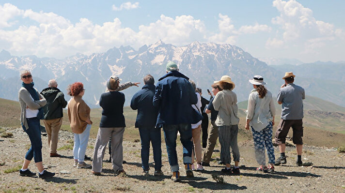 Hakkari’de terörden arındırılan yüksek rakımlı dağlar ve yaylalar, yaz aylarıyla birlikte artık doğa yürüyüşlerinin yapıldığı, turların, gezilerin düzenlendiği gözde mekanlar haline dönüştü.