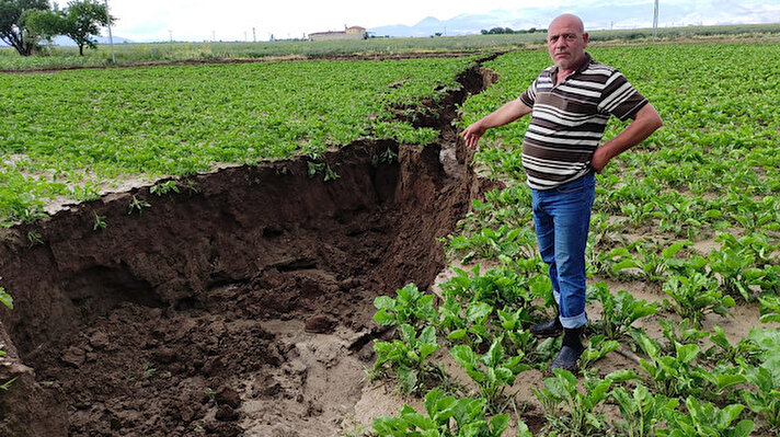Yeşilhisar'da son 2 günde kuvvetli yağmurlar etkili oldu. Derelerden taşan sular, ekili arazilere zarar verdi. Fatih Mahallesi Boztepe mevkisinde Ahmet Harmancı (52) ve diğer çiftçilere ait arazilerde yarıklar meydana geldi.