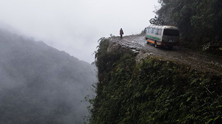 Bolivya'nın La Paz bölgesinde halk arasında “Ölüm Yolu" olarak da bilinen “Kuzey Yungas" yolu, dünyanın en tehlikeli yollarından biri olarak etiketlendi.<br>