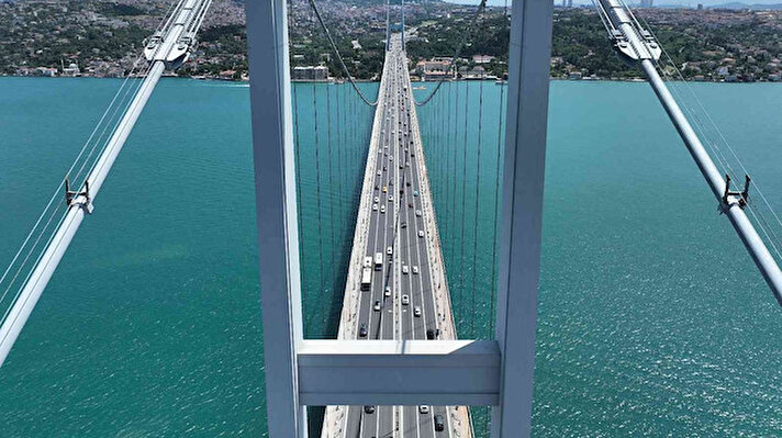 İstanbul Boğazı’nın turkuaza dönmesi nedeniyle vatandaşlar gelerek manzaranın tadını çıkarttı. 15 Temmuz Şehitler Köprüsü ile birlikte boğazın havadan görüntülenen eşsiz manzarası görenleri kendine hayran bıraktı.