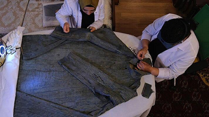 Mevlana Müzesi'nde özel sandıklarda saklanan Mevlana'ya ait kıyafetler, Kültür ve Turizm Bakanlığı'nın izniyle restore edilmeye başlandı.<br>