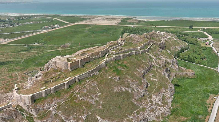 Tamamen doğal sit alanı ilan edilen tarihi Van Kalesi ve çevresi İHA tarafından dron ile görüntülendi. 