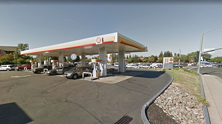 BD'nin Kaliforniya eyaletindeki Rancho Cordova şehrindeki bir benzin istasyonunda yönetici olarak çalışan John Szczecina, benzinin galon (yaklaşık 3,7 litre) fiyatını 6,99 dolar yerine 0,69 cent olarak yazdı.
