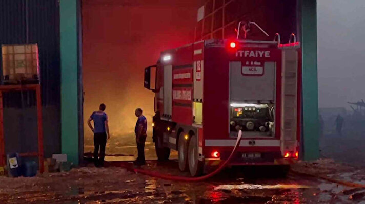Edinilen bilgiye göre yangın, akşam saatlerinde Şanlıurfa’nın Birecik ilçesindeki Organize Sanayi Bölgesinde (OSB) yaşandı. 